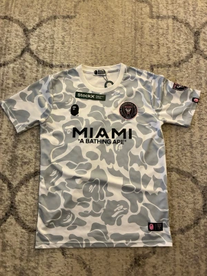 Inter Miami Bape T-shirt - ÄKTAAA! Köpte Från stock x hemsida då kostade den 150$. Ingen skador inget som saknas. Snabb affär kom Privat!
