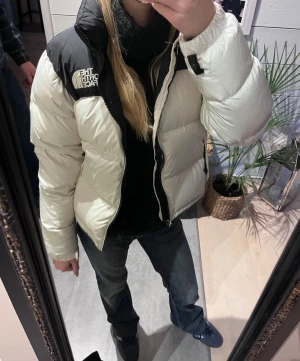 Vit och svart pufferjacka The North Face - Säljer en riktigt snygg pufferjacka från The North Face i vit och svart. Perfekt för kalla dagar och ger en clean streetstyle-look. Det finns några väldigt små fläckar på jackan som man kan se på de tre sista bilderna. Men det är inget som man tänker på alls. Skriv vid frågor och om du vill ha fler bilder💕😁