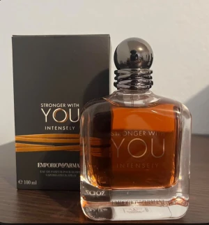 Stronger With You Intensely 100ml - Emporio Armani Stronger With You Intensely, Eau de Parfum pour Homme. 100 ml flaska. En modern och stilren parfym som sticker ut och passar dig som vill ha något extra.
