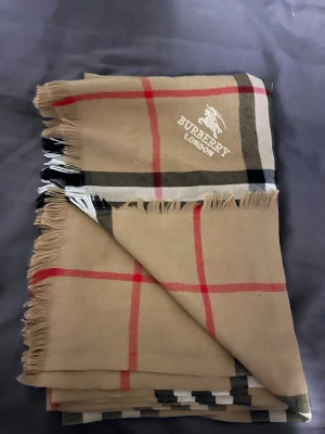 Vintage burberry halsduk - Säljer denna unika o väldigt snygga burberry halsduken, min pappa köpte denna i london för ett tag sedan, så de är alltså en vintage burberry halsduk som inte säljs längre! Väldigt fint skick och inga defekter.
