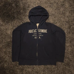 Abercrombie & Fitch hoodie - Säljer denna mörkblå Abercrombie and Fitch hoodien. Damstorlek L men passar nog även herr S. Skicket är väldigt bra! Skicka gärna ett meddelande om du har några frågor eller vill ha mer bilder.