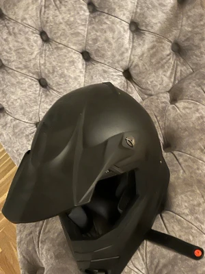 Cross Hjälm - Köpt för 2 månader sen har använt 2 gånger har kvitto och allting.❤️🫡 ny kostar 1300