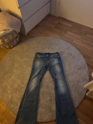 True Religion Joey Low Rise Flare Jeans - Säljer ett par true religion jeans i storlek 27, knapp använda då dem är förstora så den är som nya😊hör av er vid frågor. Nypris 1599kr