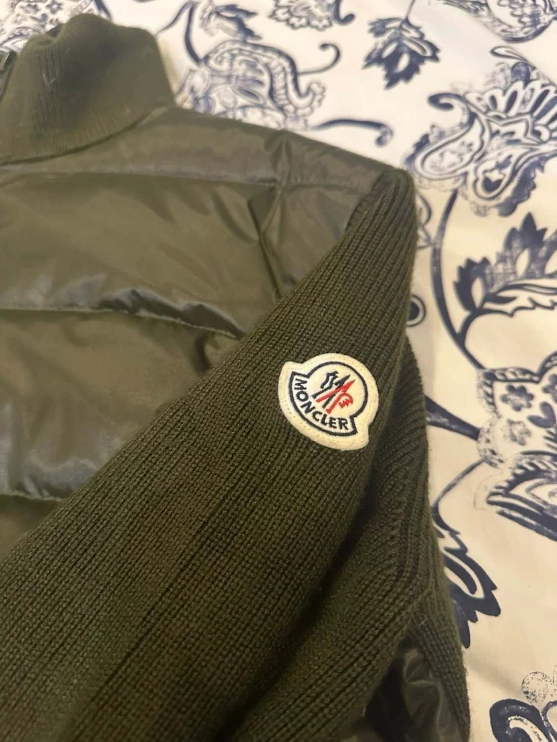 Olivgrön pufferjacka från Moncler - 1