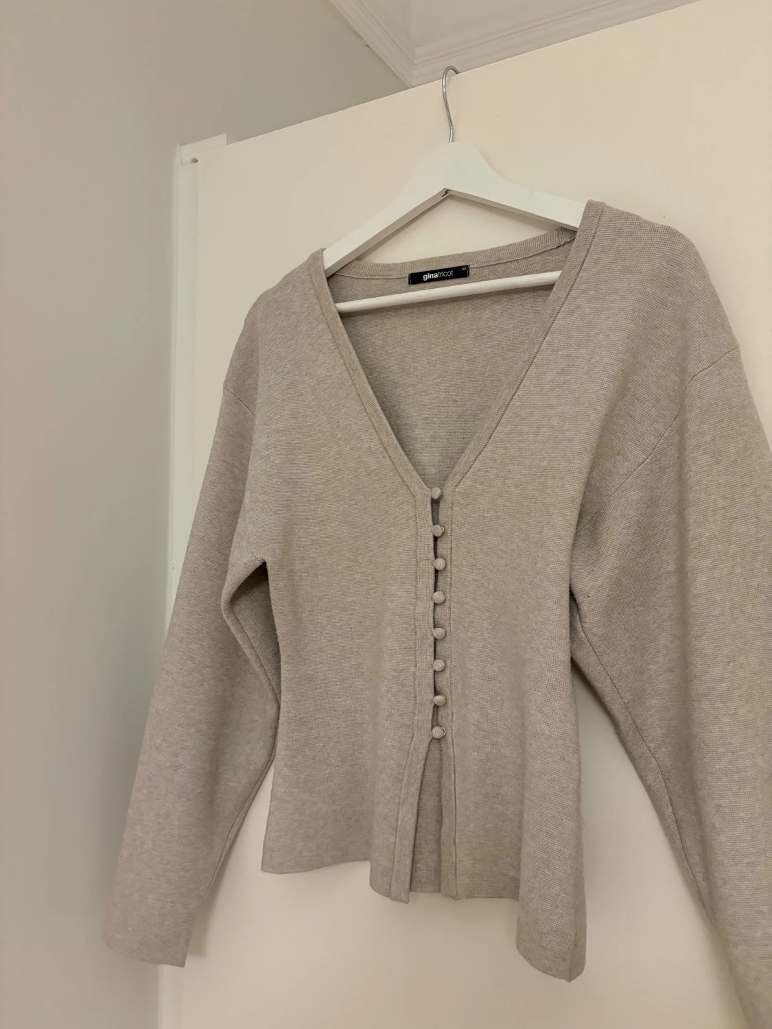 Beige kofta med knappar från Gina Tricot