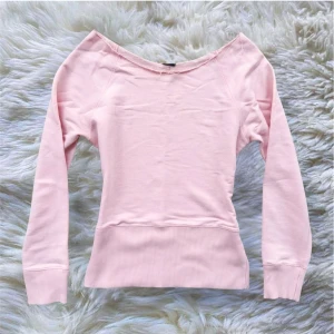 vintage y2k off shoulder baby pink sweater  - ljusrosa offshoulder tröja lik den från victoria’s secret uppskattar storleken som s/m 