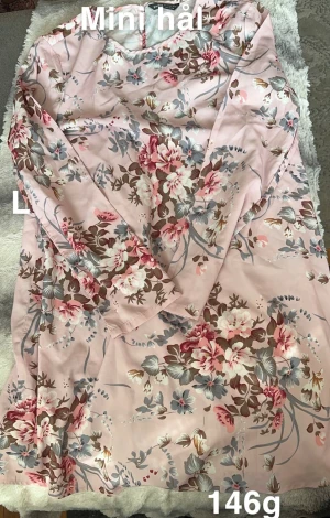 Blommig rosa klänning SHEIN L - Supersöt rosa klänning från SHEIN med blommigt mönster i blått, vitt och brunt. Klänningen har lång ärm och rund halsringning. Perfekt för dig som gillar romantiska vibes och vill sticka ut med en färgglad look.🌸Mini hål. Storlek L