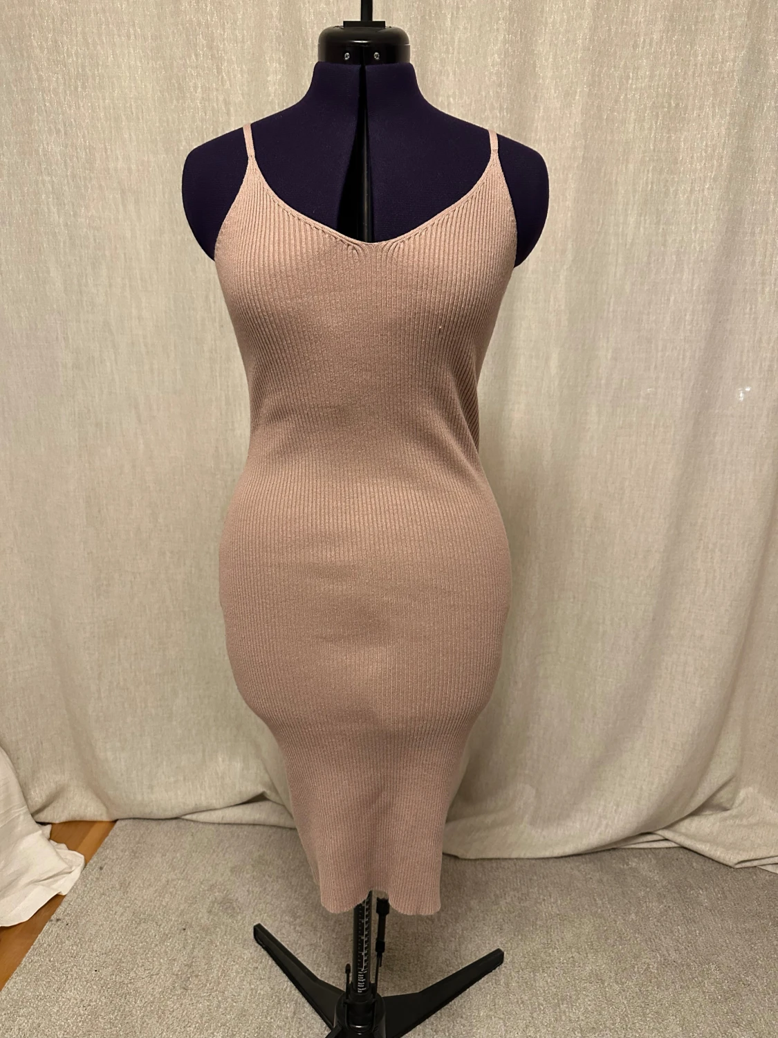 Beige ribbad midiklänning från SHEIN