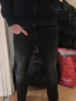 Nudie jeans Lean Dean  - Ett par svarta jeans från Nudie, modell Lean Dean. De har en snygg och deskret tvätt. Storlek 29w34L och passform Slim/regular. Hör av dig vid minsta intresse.