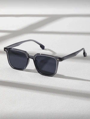 Solglasögon Grisch - Säljer ett par riktigt grisch solglasögon som passar bra till sommaren. Dom är riktigt snygga. Har knappt använt och dom är PRECIS som nya. OBS! Jag vet inte vilket märke dom är ifrån.