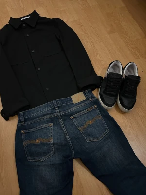 Zara over shrit  - Säljer denna riktigt schyssta over shrit från Zara i storlek small riktigt stilig och är i bra skick. Kom gärna med prisförslag🤝