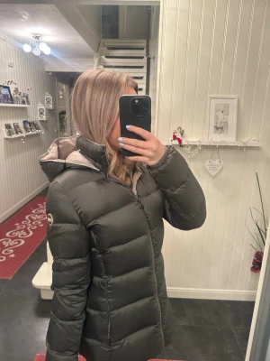 Mörkgrön jacka Colmar -  Säljer en jacka från Colmar. Jätte fint skick! Skriv för mer bilder eller om ni har några frågor!😊