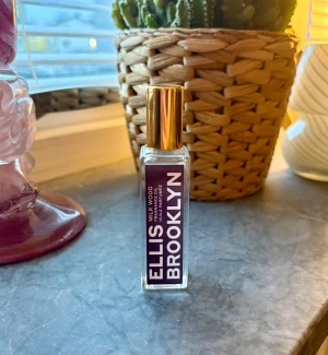 Ellis Brooklyn Milk Wood Parfym - Trendig parfymolja från Ellis Brooklyn med namnet Milk Wood. Smidig storlek som passar perfekt i väskan. Snygg design och enkel att applicera – perfekt för dig som vill sticka ut med stil. 15 ml ny