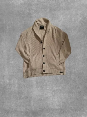 Kofta från Hollister  - Säljer den riktigt feta kofta från hollister🙌|skick 9/10| storlek L| vid några frågor eller funderingar kontakta oss🙌