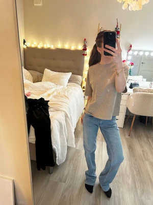 Blå bootcut jeans från Nelly - Ljusblå jeans från Nelly med rak passform och låg midja. Klassisk femficksmodell med knapp och dragkedja framtill. Tillverkade i en mjuk bomullsblandning med lite stretch för extra komfort. 