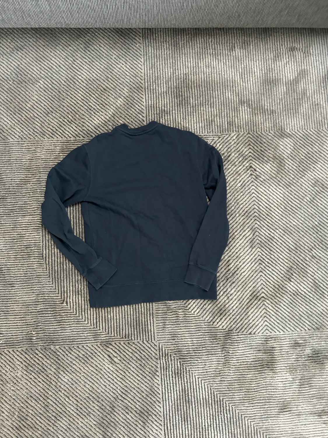 Mörkblå sweatshirt från J.Lindeberg - 2