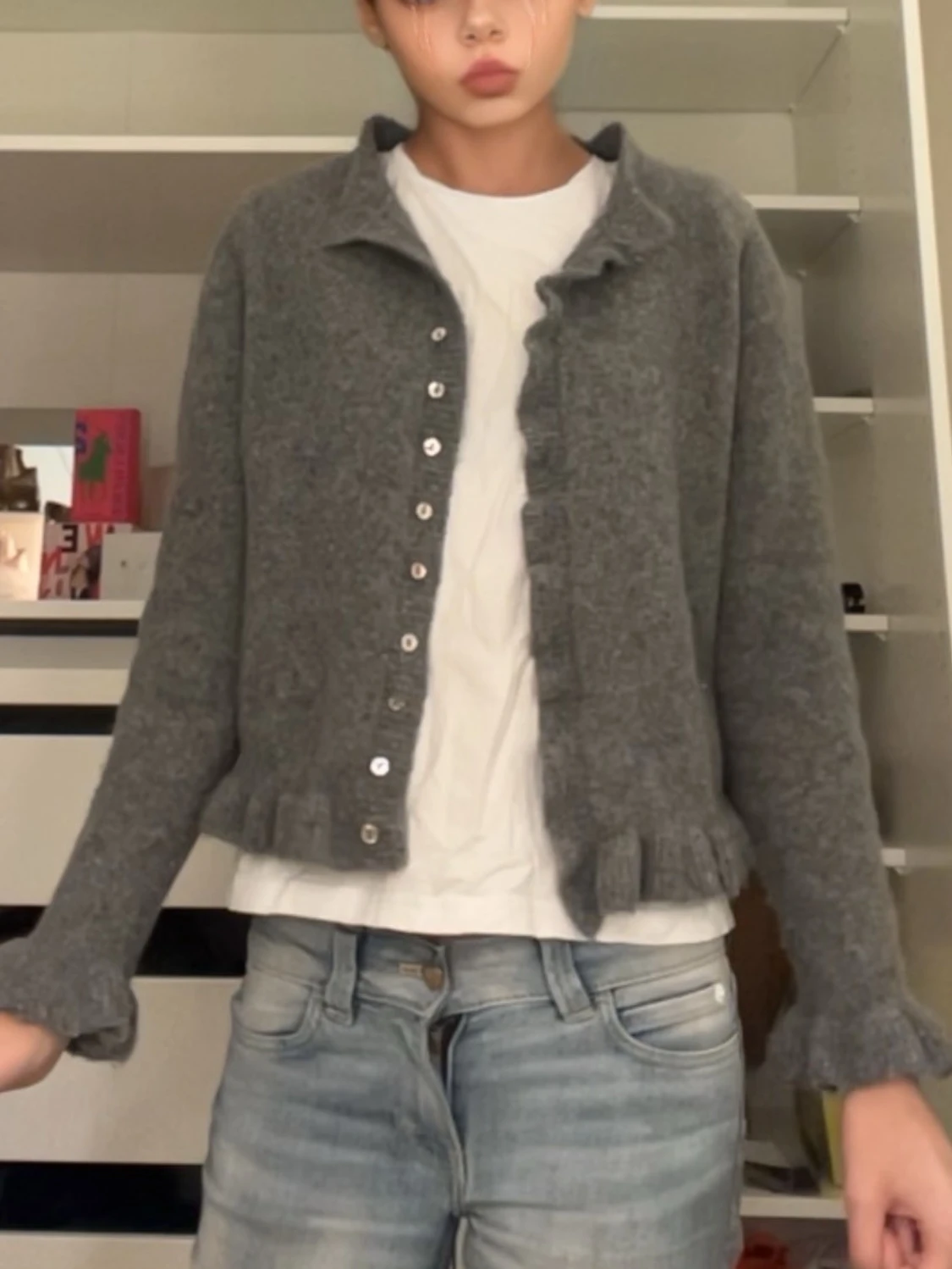 Grå kofta med volangkant  - 2