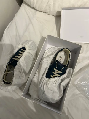 Maison Margiela skor  - Säljer dessa sjukt feta Maison margiela skorna som är i ett sjukt fint skick. Storlek 45. Mörklblåa. Box och sånt medföljer vid köp. Hör av dig vid minsta lilla fundering! 