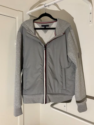 Tommy Hilfiger cardigan - Jag säljer nu en riktigt snygg Tommy hilfiger cardigan. Storlek M. Skick 9/10 nästan som ny. Kontakta mig om du skulle ha någon fråga ;)