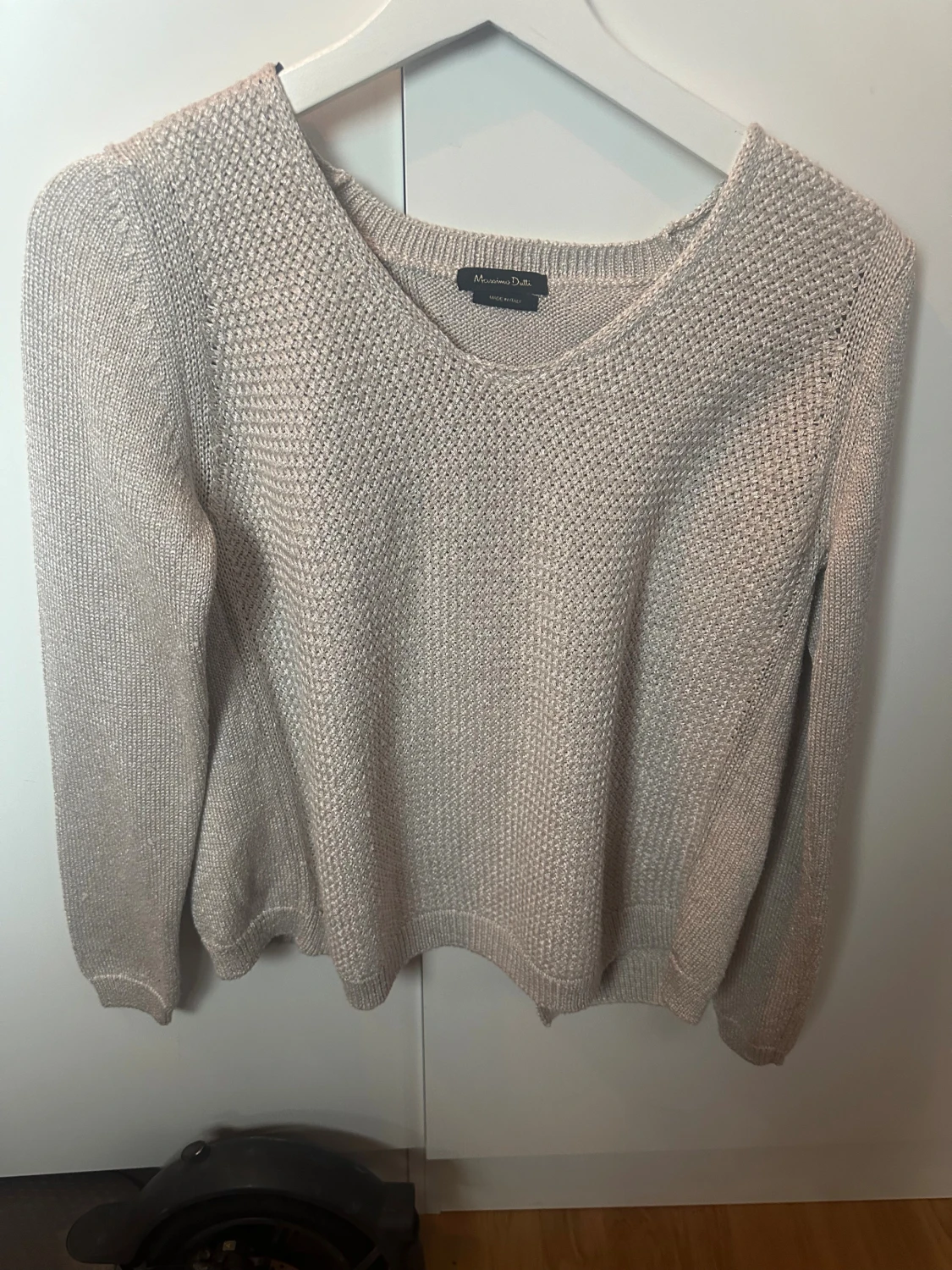 Guldfärgad stickad tröja med öppen rygg  - 1