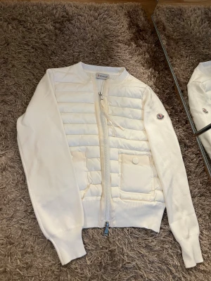 Moncler cardigan  - Säljer Moncler cardigan i Stl 1 som motsvarar XS-S , helt oanvänd i ny skick 