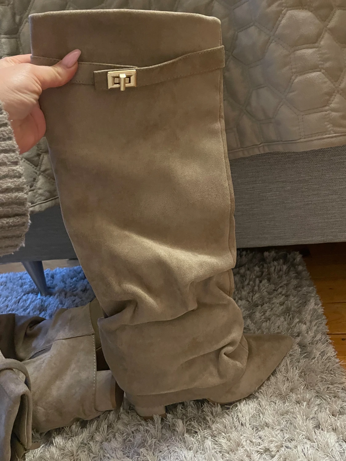 Beige mockastövlar med spetsig tå