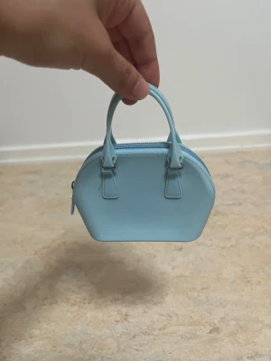 Mini väska - En chic och mini väska, kan användas som plånbok också. Den kan passa massa små saker när man vill inte ta med sig en stor väska till en funktion.