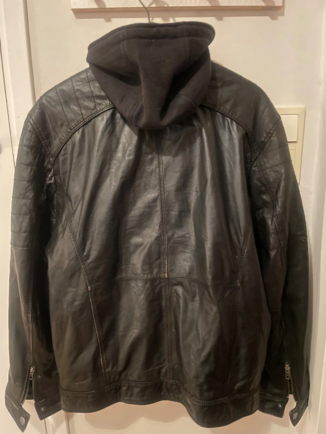 Svart skinnjacka med huva från Molltan - 1