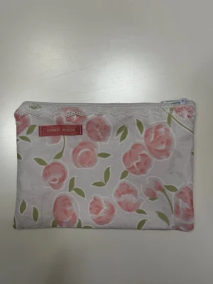 Handgjord necessär av second hand tyger - En handgjord necessär utav second hand tyger. Unik, hållbar och perfekt för att samla alla dina vardagsfavoriter i väskan. Fodrad och stängs med dragkedja. Endast ett unikt exemplar.                  Instagram: secondstitch.bymatilda 💕