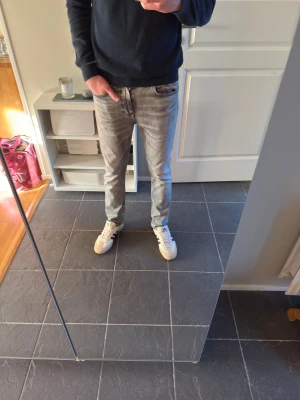 Delaware Slimfit - Ett par väldigt sköna jeans från Boss, inte jätte använda och ej så gamla. Modell Delaware slim fit med ”Cashmere feel” vilket man verkligen känner. Storlek 31/32 men sitter bra på mig som har 29/32 i vanliga fall. (182 65KG)