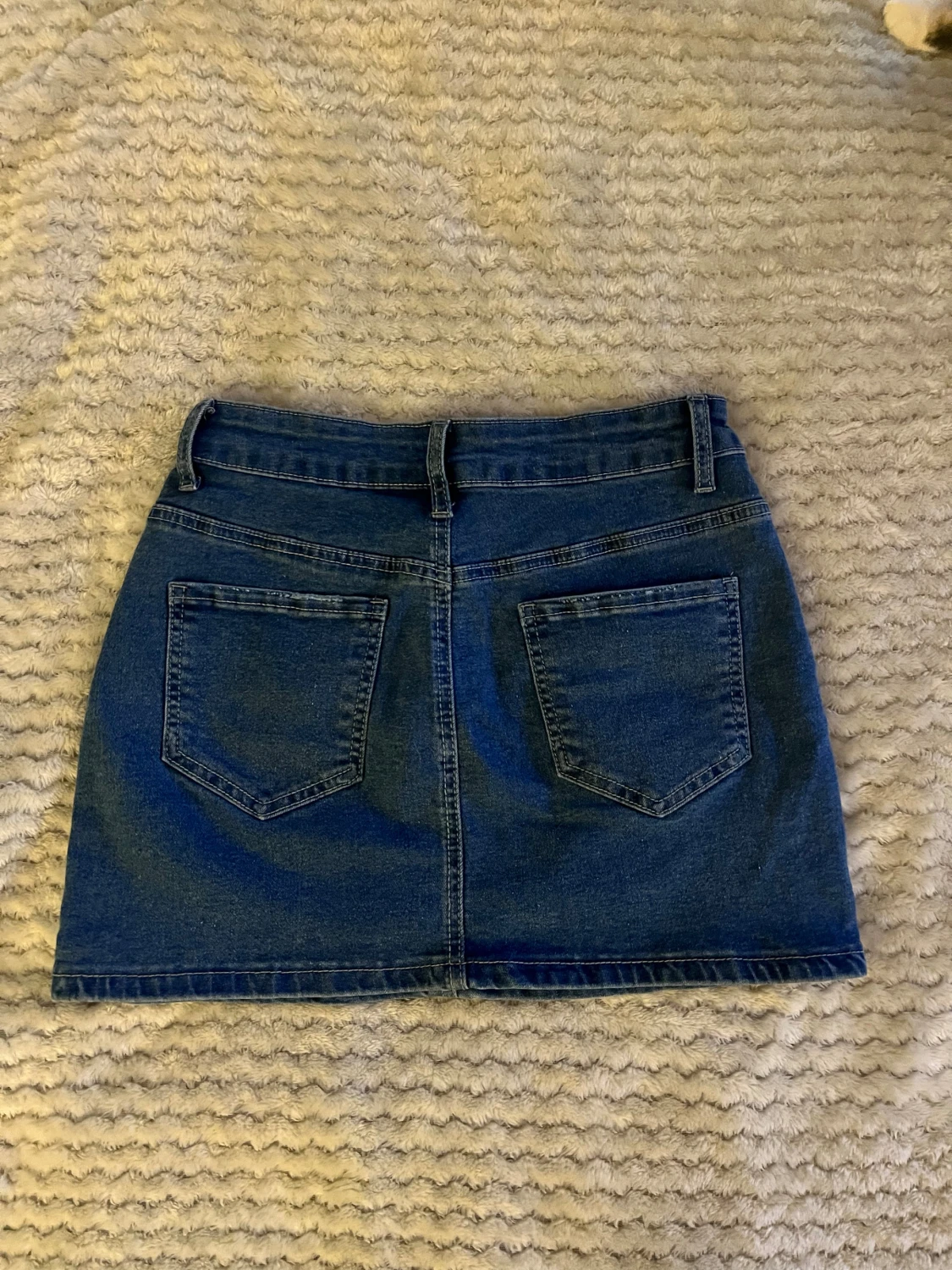 Mörkblå jeanskjol med fickor - 1