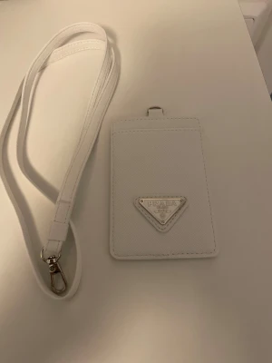 Vit plånbok med en axelrem - Säljer en helt ny vit plånbok med en axelrem inte använd en ända gång