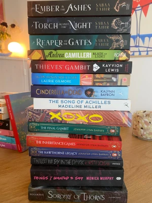 Böcker - Säljer massor av böcker, första bilden är alla engelska böcker och andra bilden är det blandat. Skriv privat för intresse!!   Första bilden: 1 för 75 - 2 för 125 - 3 för 160   Andra bilden: 1 för 40 - 2 för 60 - 3 för 80 