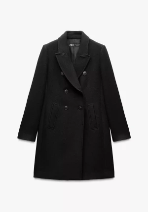 Svart kappa från Zara med knappar - Snygg svart kappa från Zara med klassisk dubbelknäppning och bred krage. Kappan är figursydd och formar kroppen fint. 