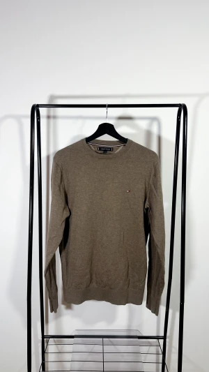 TOMMY HILFIGER Tröja - M/vuxenstorlek - Liten passform - Brun - TOMMY HILFIGER- M/vuxen - Brun - Liten Passform - Cotton silk - tröja