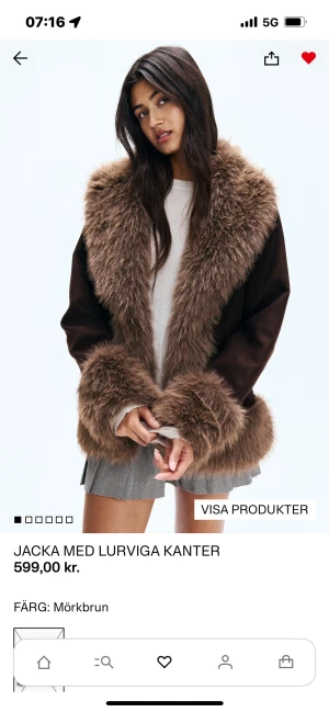 Mörkbrun pälsjacka med lurviga kanter.  - Jackan från HM som är helt slutsåld. Jag har storlek S.  Mer som en XS/S.  Säljer endast vid bra pris. Tagit bort prislapp men bara använt en gång