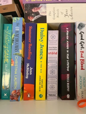 Daisy Jones & The Six - En färgstark bok med somrig känsla och cool retrostil. Perfekt för dig som gillar musik, drama och starka karaktärer. Omslaget utstrålar festivalvibbar och frihet, och boken har fått hyllningar av kända profiler. Passar dig som vill ha en riktigt underhållande och snabbläst berättelse.