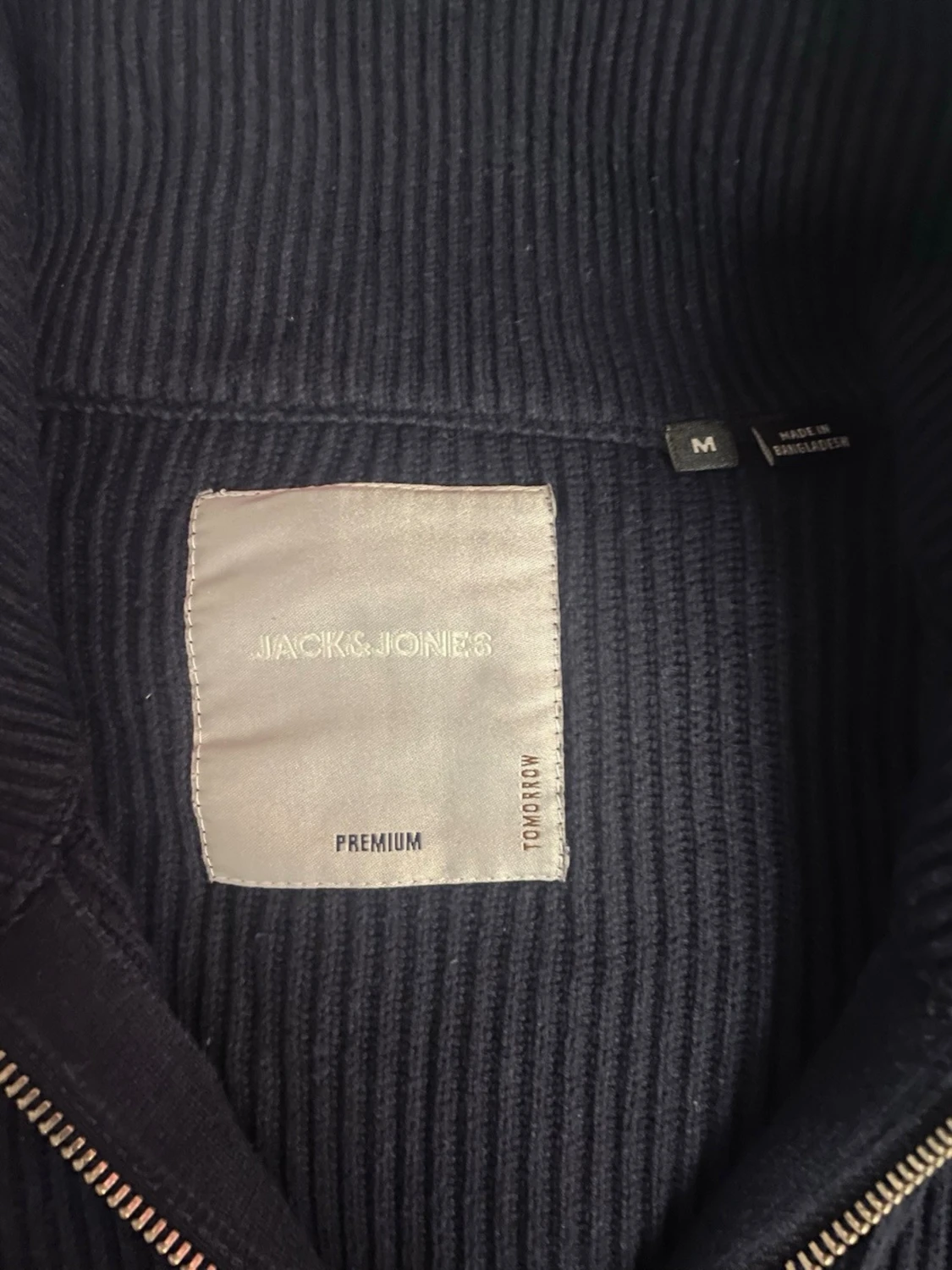 Mörkblå stickad half zip från Jack & Jones i storlek M - 2