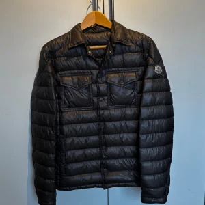 Moncler Gregoire Jacka - En Moncler Gregoire jacka i mycket bra skick. Skick: 9/10. Inga defekter. Storlek 2 vilket motsvarar S/M. Bra höst och vinterjacka. Kom gärna med bud, priset kan diskuteras vid snabb affär. Äkta såklart!