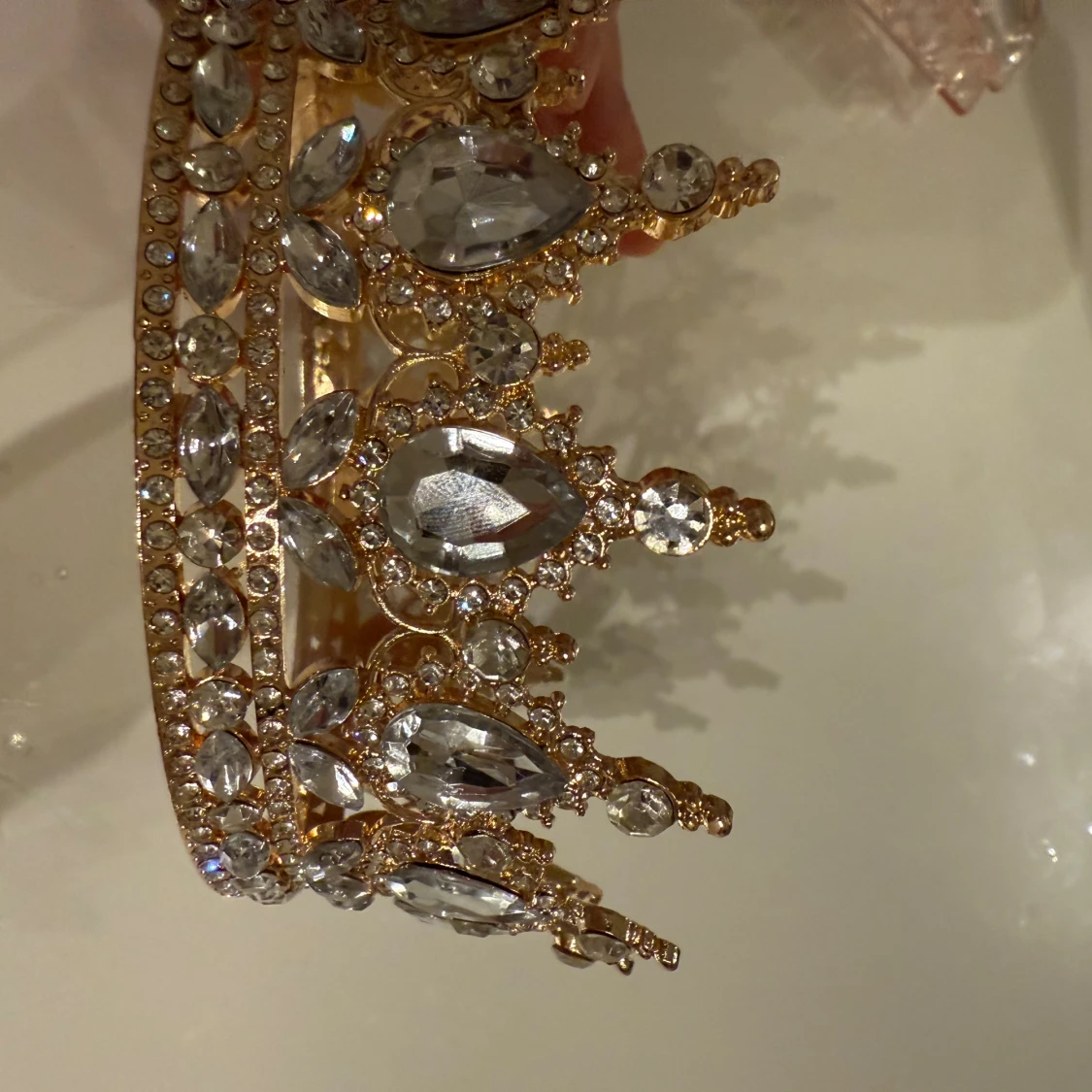 Glittrig guld krona med kristaller - 1