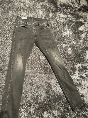 Svarta replay jeans  - Säljer ett par snygga svarta replay byxor size 31. Knappt använda och är i ett bra skick. Hör av er vid minsta funderingar!