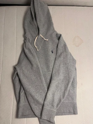 Ralph Lauren Hoodie S - Tjena, säljer en fet Ralph lauren hoodie - skick 8,5/10 - nån fråga? Fråga på!👊🏼🤩