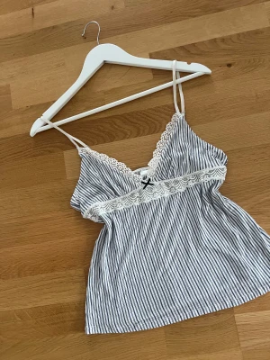 Linne - Söt linnetopp🦢storlek M men mer xs/s!