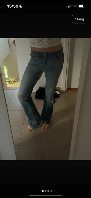 Blå bootcut jeans med slitningar - Lowwaisted bootcut jeans från Odd Molly med hål💙 Slitna mellan benen, men sytt på ett tyg på insidan! Storlek 2 dvs M  Innerbensmått 86 Ytterbensmått 108 Midjemått rakt över 41 men stretchiga o då 43 Midjehöjd 22