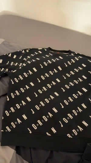 Jordan Air Sweatshirt - Jordan Air Sweatshirt, Köptes för 1055kr. Kvitto finns. Storlek M. Ser helt ny ut då den knappt använts.