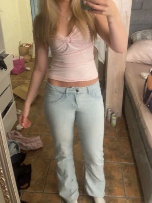 Ljusblå bootcut jeans - Säljer ett par ljusblå jeans med bootcut-modell och låg midja. 🩵