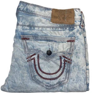 True Religion jeans - True Religion jeans Straight fit Mega T stitch. W40. Liten lagning (bild 3) fläck på vänster ficka (bild 4). [Ytterbenslängd 112cm] [Innerbenslängd 84cm] [Midja 51cm] [Benöppning 25cm]