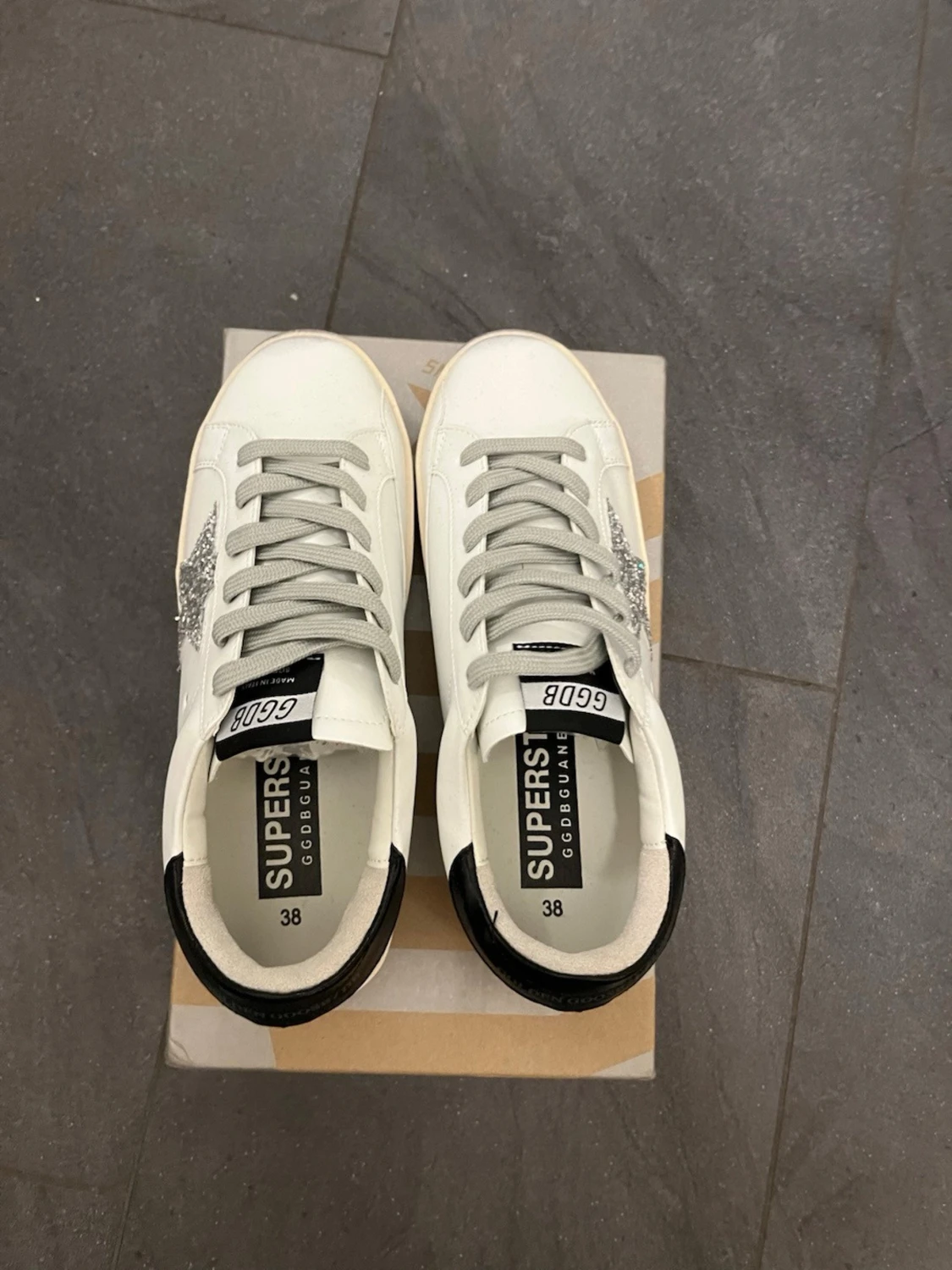 Golden Goose vita sneakers med glitterstjärna - 4