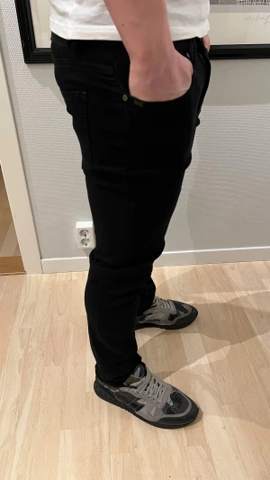 Svarta jeans från Tiger Of Sweden - Tja, säljer ett par svarta Tiger Of Sweden jeans. Riktigt feta och är i bra skick! Säljer de för 450. Har du frågor eller funderingar så är det bara att ställa dem. Svarar fort🚀