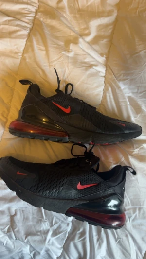 Nike Airmax 270 - Säljer dessa då jag inte använder dem och typ aldrig gjort. Fick dem i present för något år sedan men de är inte min ”typ” använda endast 3-4 gånger. Nypris ca 1600kr. Snygga och lätta skor som söker ny ägare. Pris går att diskutera 